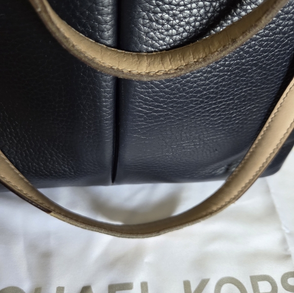 PRE-OWNE MICHAEL KORS NAVY BLUE/ BEIGE LEATHER LARGE WITH POCKETS SHOULDER TOTE - Picture 4 of 5